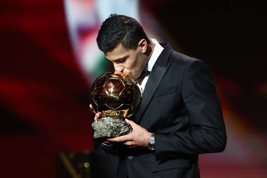 Rodri com a Bola de Ouro em Paris 