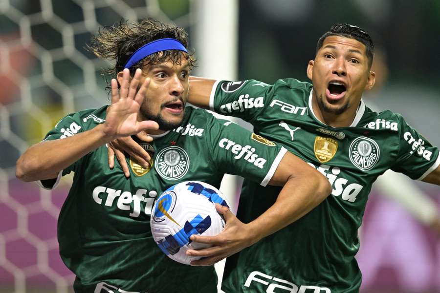 Gustavo Scarpa em ação pelo Palmeiras na Libertadores 2022