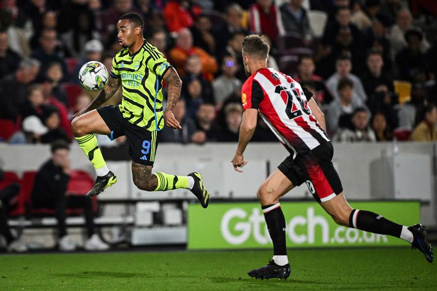 Arsenal segura o Brentford, vence fora e avança na Copa da Liga Inglesa