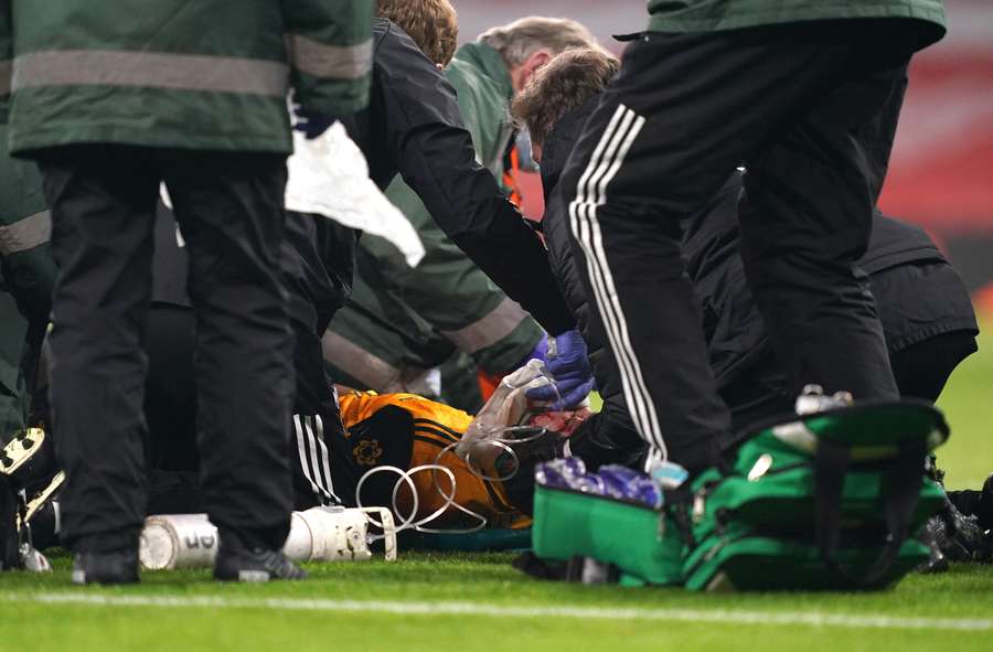 Raúl Jiménez receives oxygen after his injury.