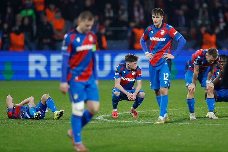 Smutek plzeňských hráčů po vyřazení s Panathinaikosem.