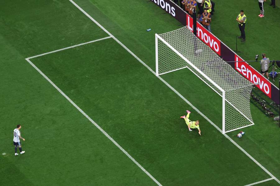 Lionel Messi ratează din penalty în minutul 9 în duelul Argentina - Austria Lionel Messi ratează din penalty în minutul 9 în duelul Argentina - Austria