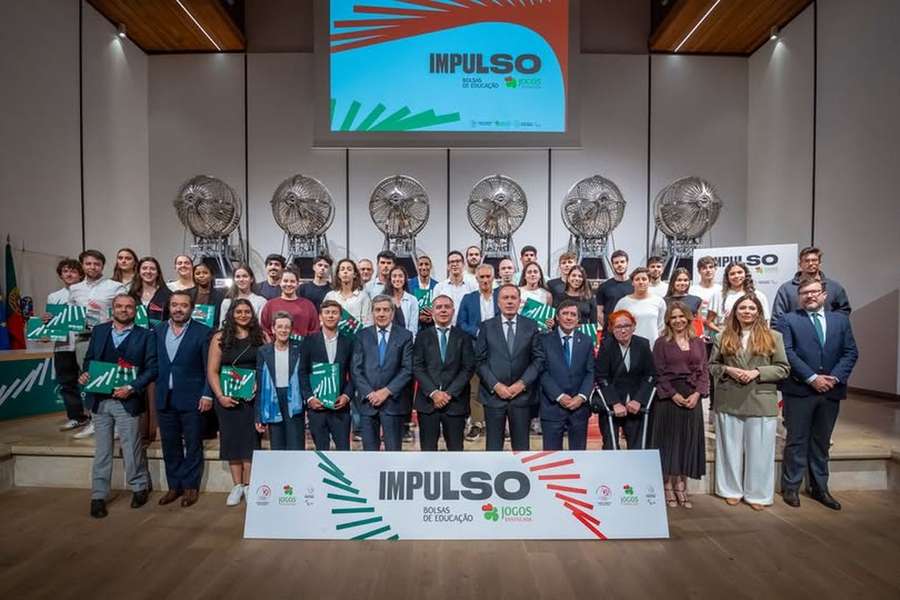 Fernando Gomes com os bolsistas do programa Impulso