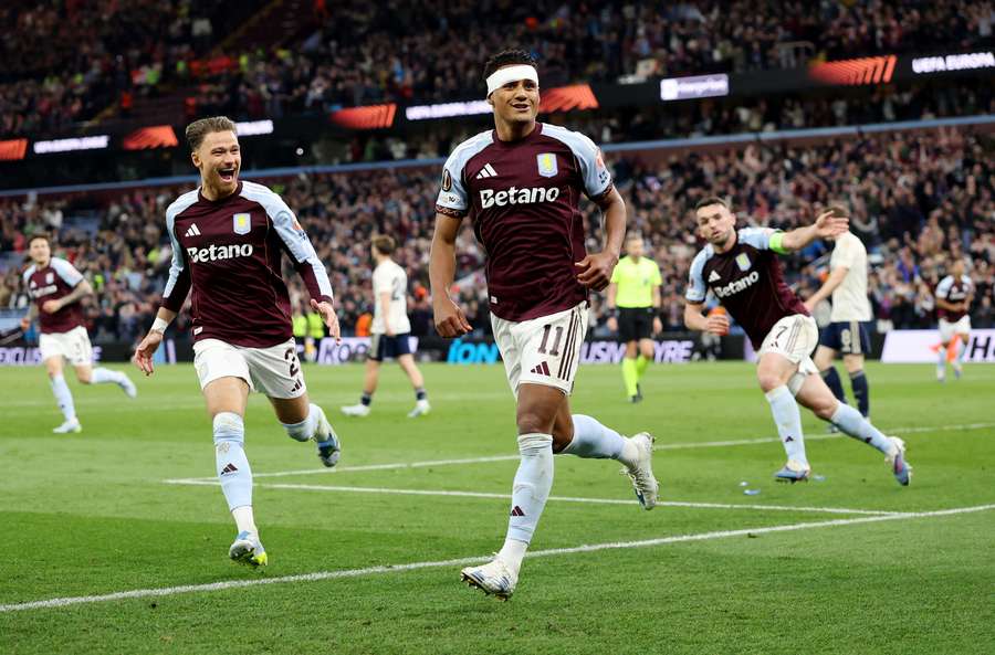 Ollie Watkins célèbre le premier but d’Aston Villa avec Matty Cash lors de la demi-finale retour de Ligue Europa face à Nottingham Forest, le 7 mai 2026 à Villa Park. Ollie Watkins célèbre le premier but d’Aston Villa avec Matty Cash lors de la demi-finale retour de Ligue Europa face à Nottingham Forest, le 7 mai 2026 à Villa Park.