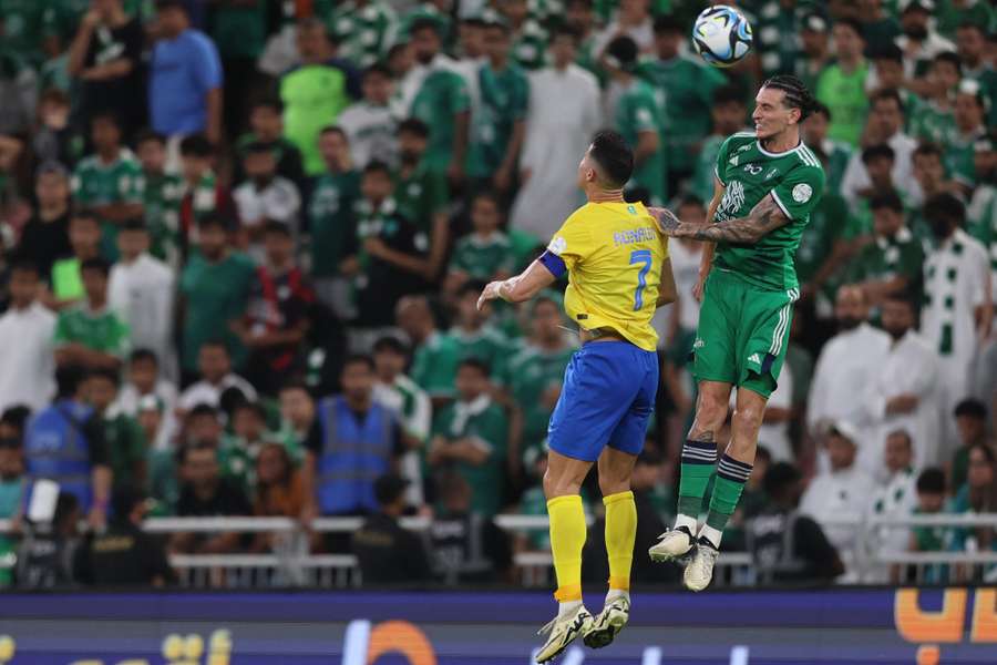 Ibañez disputa bola com Cristiano Ronaldo durante jogo da Liga Saudita