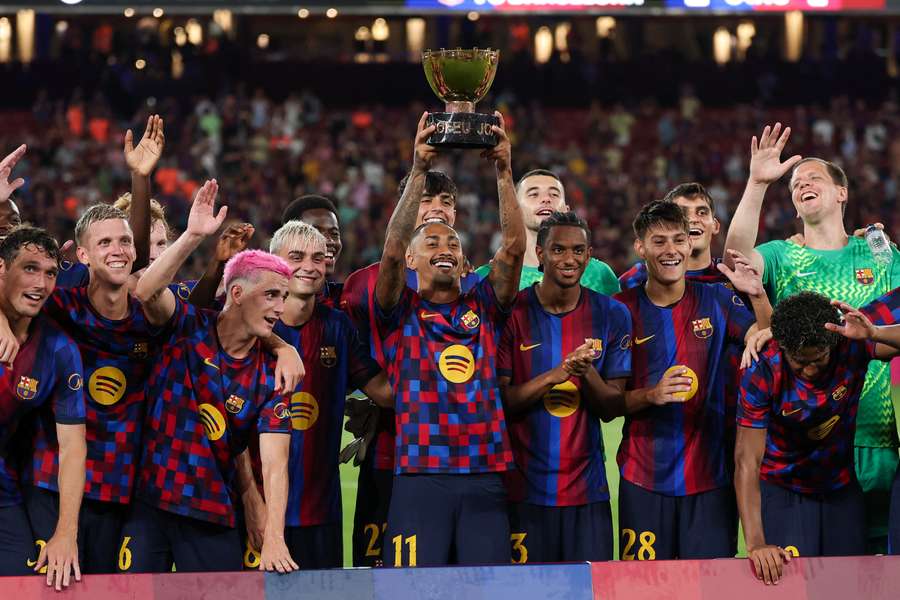 Radosť hráčov Barcelony, ktorí získali tradičný Gamperov pohár.