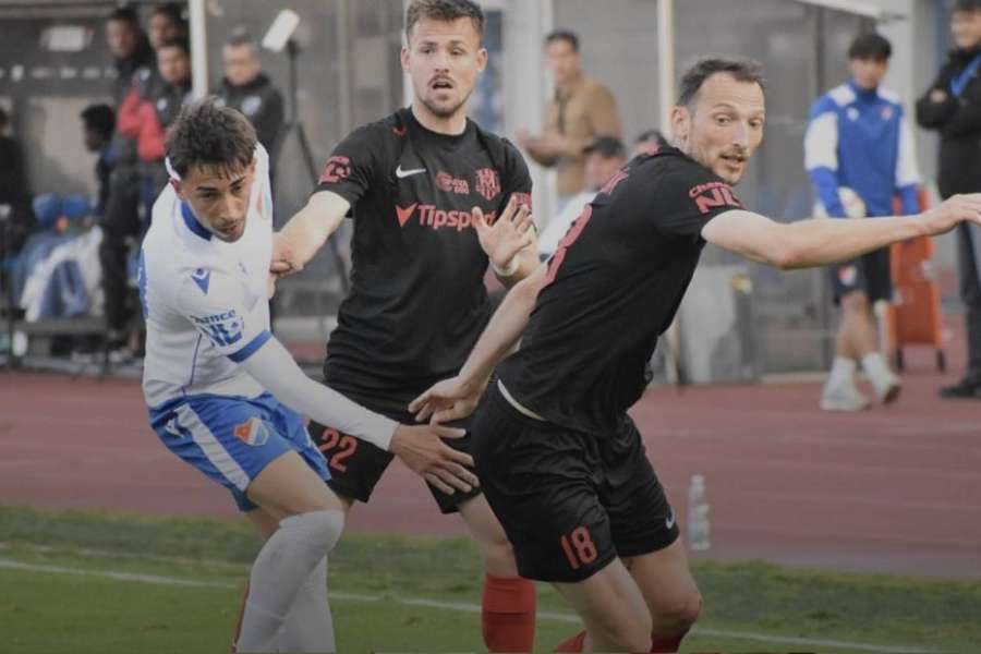 Libor Kozák (vpravo) v souboji s ostravskou rezervou.