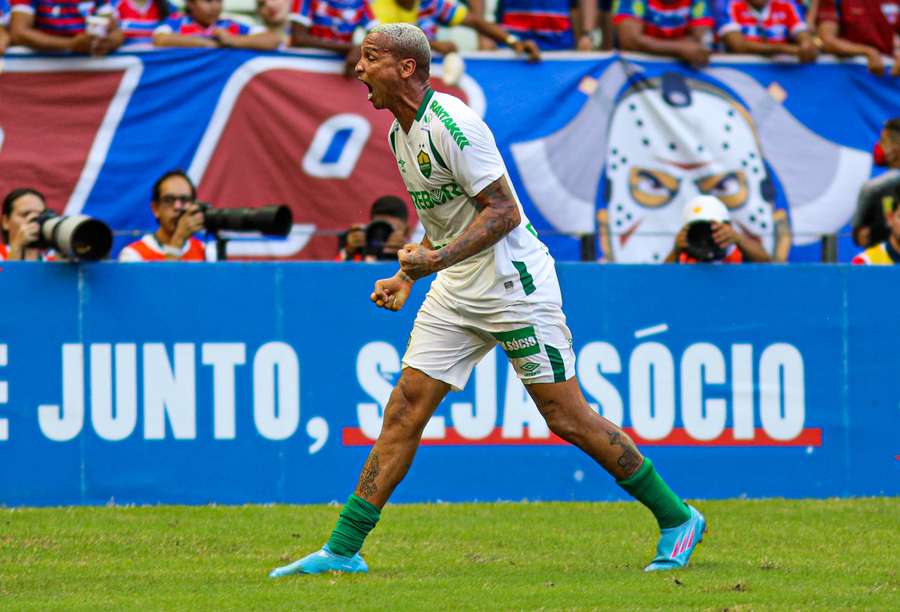 Deyverson vibra com gol da vitória do Cuiabá