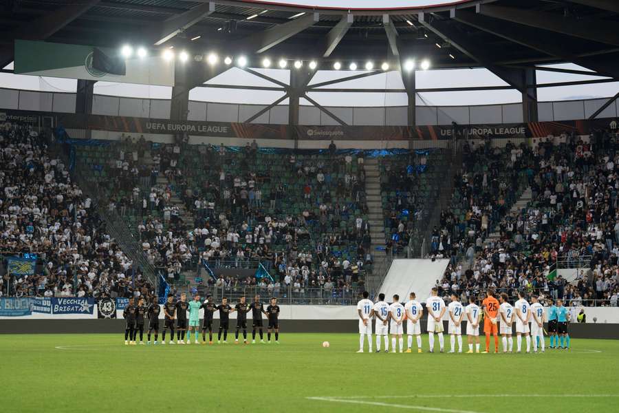 Clubs lead English football's tributes to Queen Elizabeth II