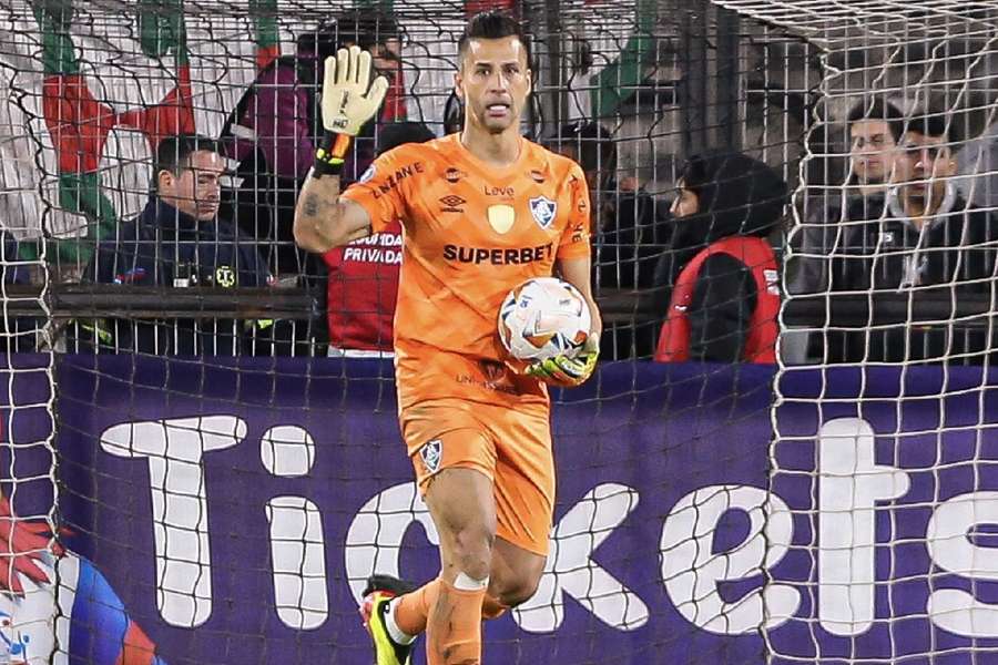 Fábio foi o herói da noite no Maracanã