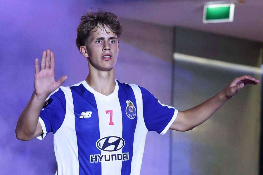 14-year old son of a legend makes debut for Portuguese handball giants 14-year old son of a legend makes debut for Portuguese handball giants