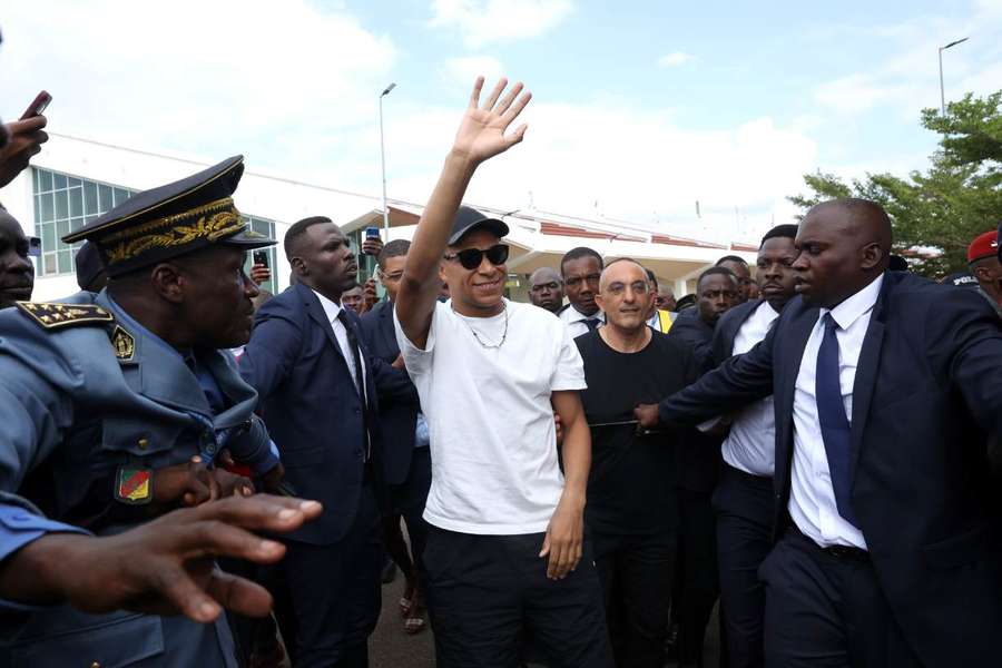 Mbappé, à sua chegada aos Camarões, vai participar em vários eventos durante as férias