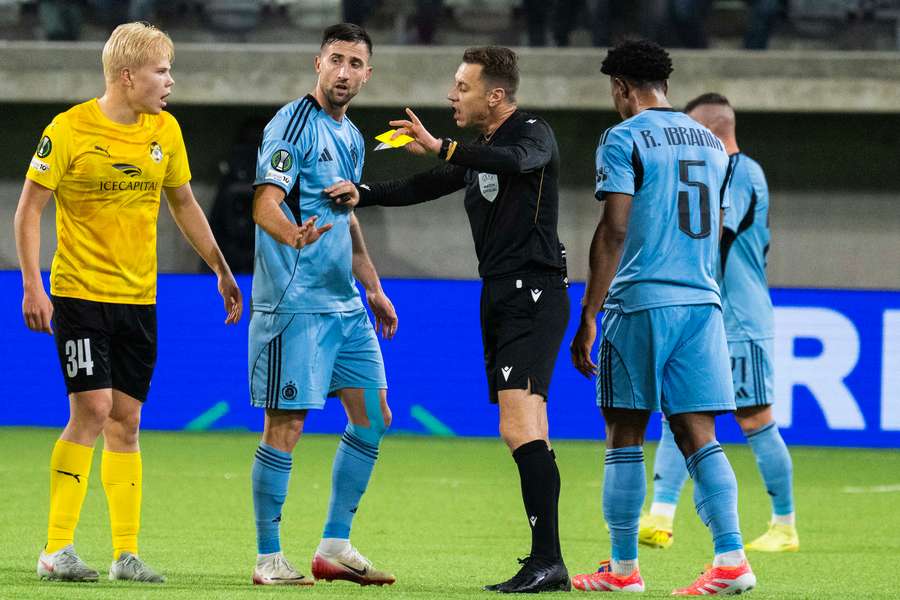 Slovenský šampión súboj absolútne nezvládol. Slovenský šampión súboj absolútne nezvládol.