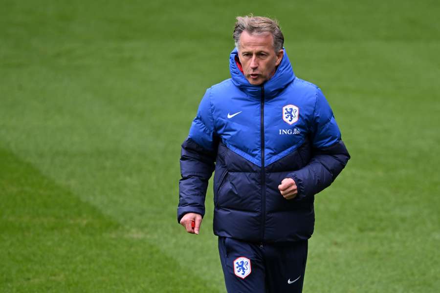 Jonker op de training van de Oranjeleeuwinnen