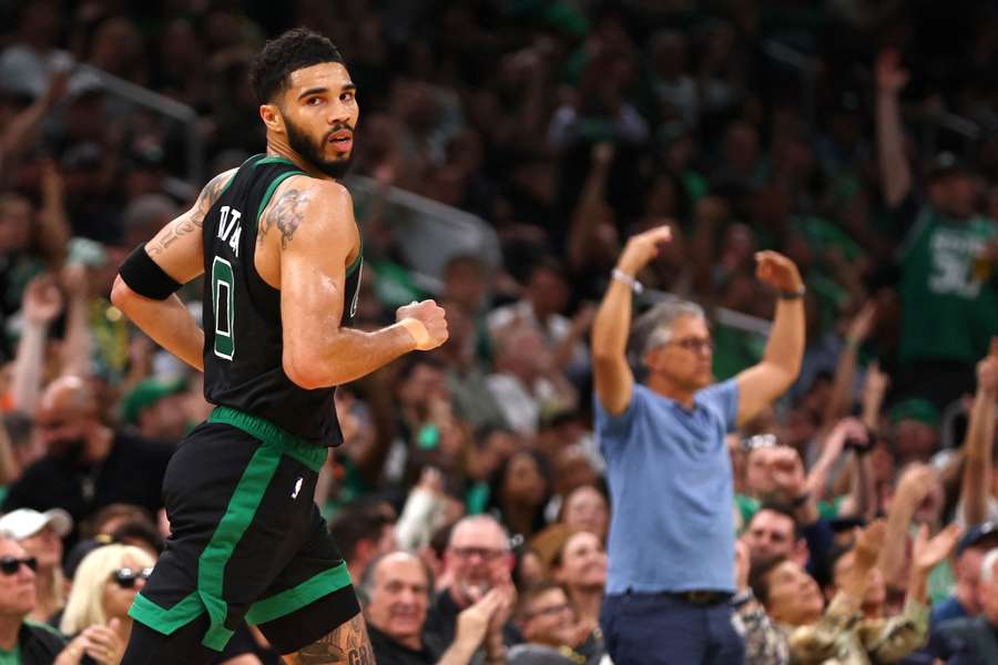 Celtics-stjernen Jason Tatum stod for 23 point natten til fredag trods en skidt præstation på trepointsforsøg. 