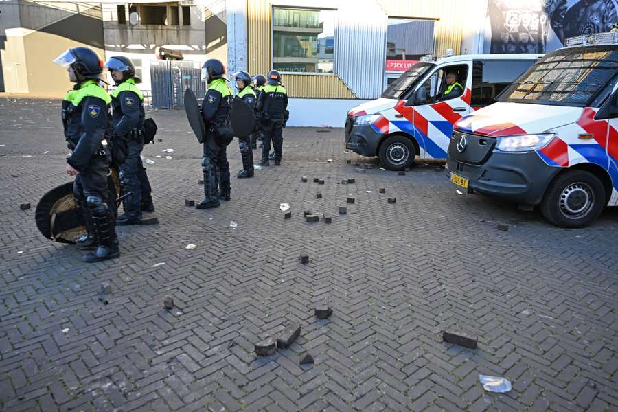 De Mobiele Eenheid staat opgesteld buiten bij de Johan Cruijff ArenA na de gestaakte wedstrijd Ajax - Feyenoord