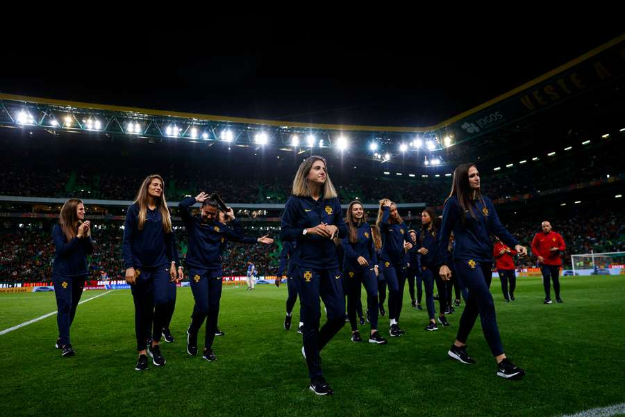 A seleção feminina foi homenageada no intervalo do jogo da equipa masculina
