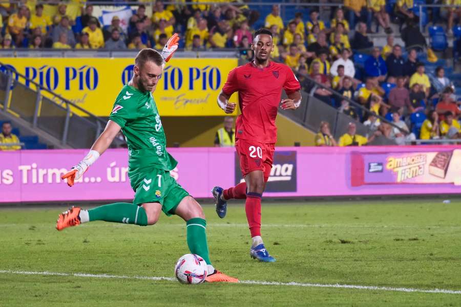 Cillessen in actie voor Las Palmas tegen Sevilla