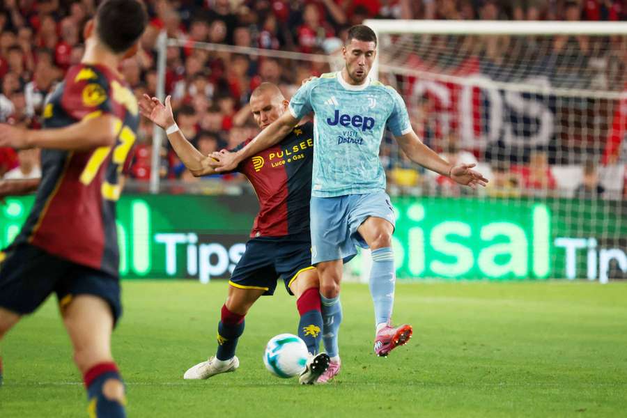 Vlahovic a contrasto con Ostigard nella gara di andata tra Genoa e Juventus