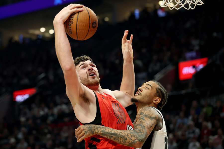 Dwa punkty Sochana w wygranym meczu Spurs, Thunder nie do zatrzymania