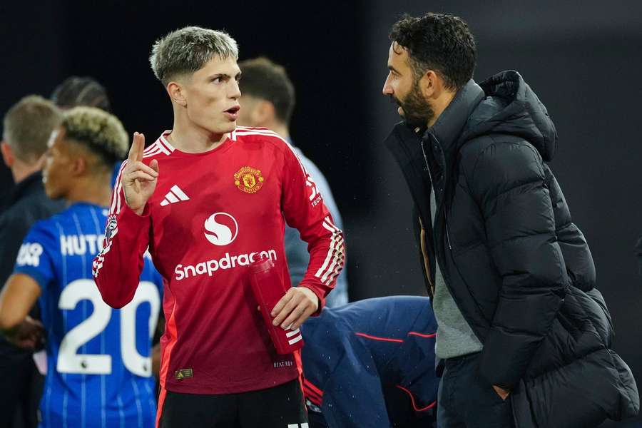 Antrenorul echipei Manchester United, Ruben Amorim, discută cu Alejandro Garnacho în timpul meciului cu Ipswich Town