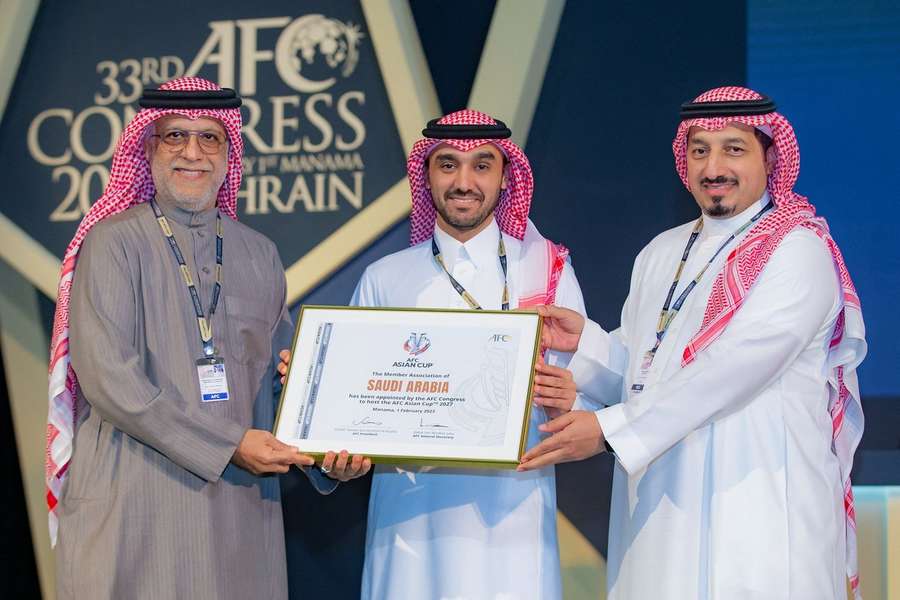 Der saudi-arabische Sportminister Prinz Abdulaziz bin Turki al-Faisal (m.) und AFC-Präsident Scheich Salman bin Ibrahim Al Khalifa (l.) im Februar.