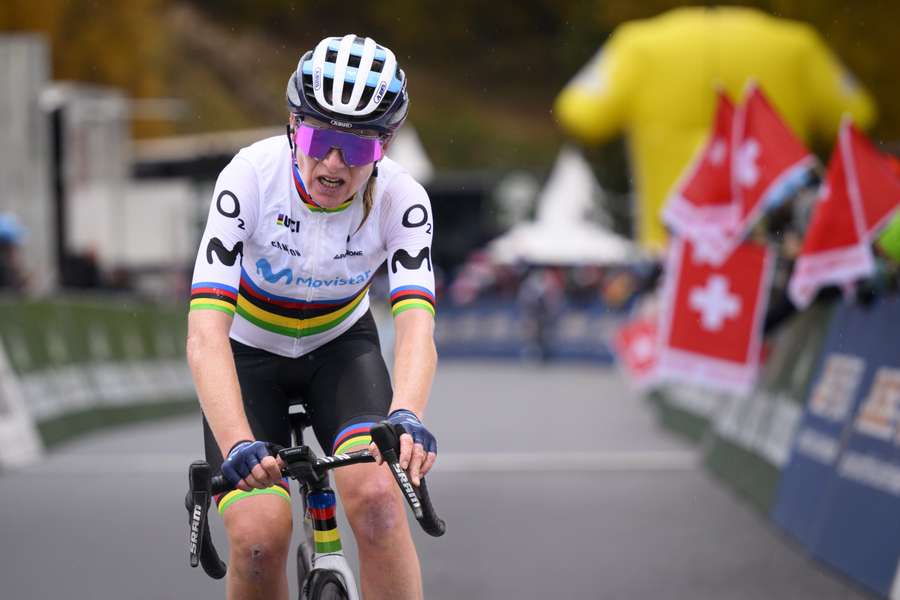 Annemiek van Vleuten is verder uitgelopen als leidster in de Giro Donne