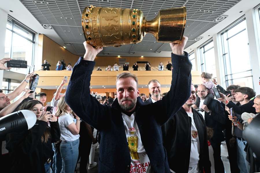Das ist das Ding: Sebastian Hoeneß mit dem DFB Pokal