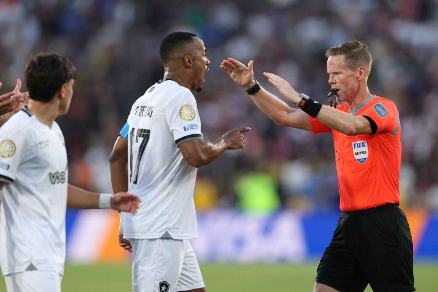 L’arbitro Drew Fischer e il capitano del Botafogo, Marlon Freitas, durante la partita del Mondiale Club tra i brasiliani e il Psg
