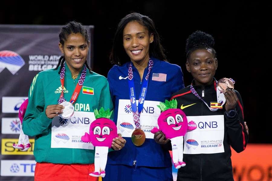 Eglay Nafuna Nalyanya (rechts) tijdens het WK Indoor in 2022