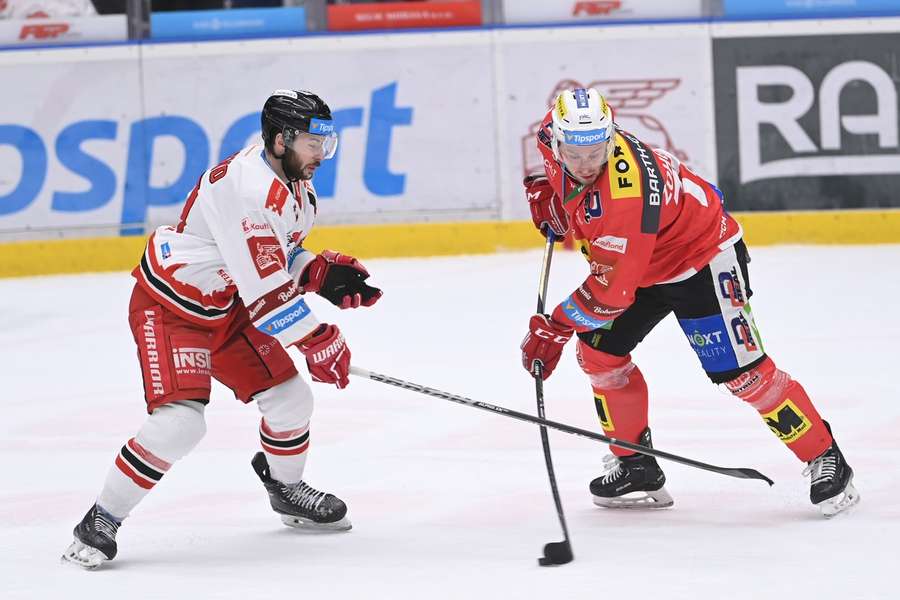 Olomoucký Silvester Kusko a Tomáš Zohorna z Pardubic ve třetím zápase extraligového čtvrtfinále.