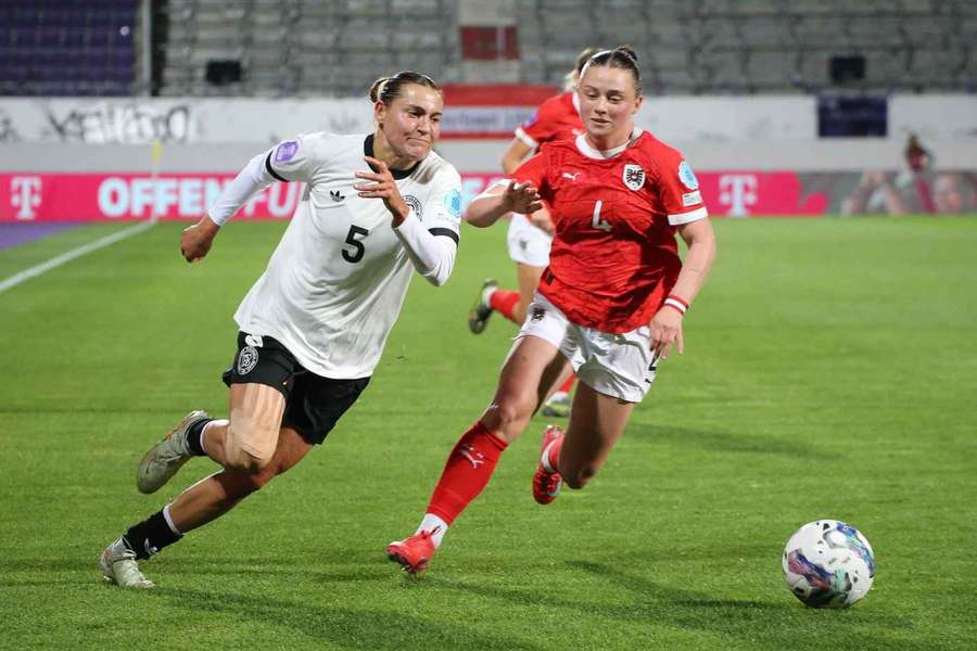 Carlotta Wamser im Zweikampf mit Maria Plattner.