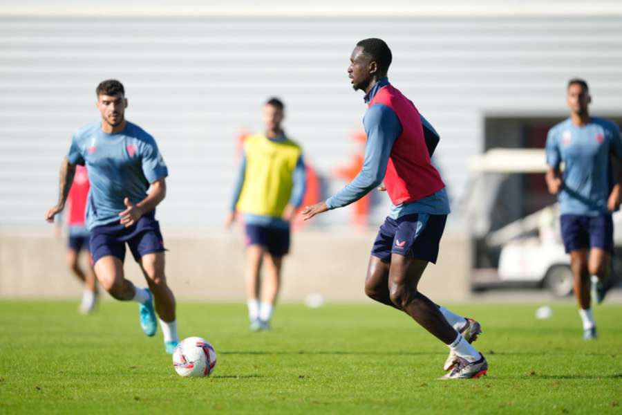 Nianzou, durante un entrenamiento en la Ciudad Deportiva del Sevilla