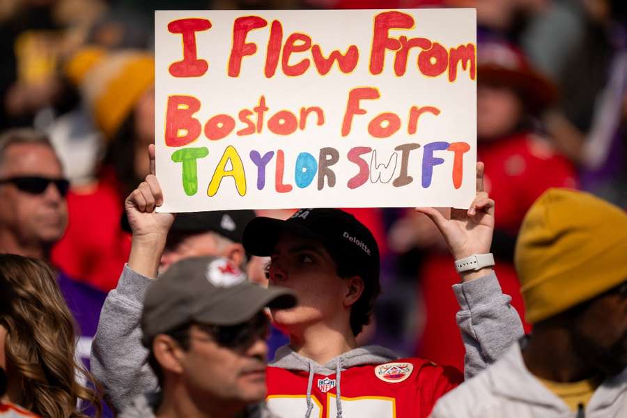 Un fan di Taylor Swift regge un cartello prima della partita tra Minnesota Vikings e Kansas City Chiefs
