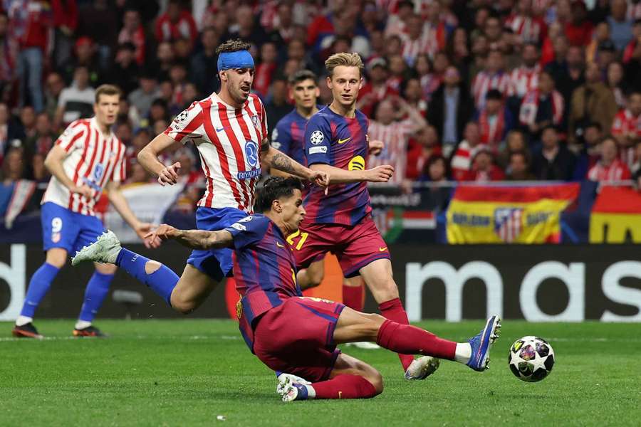 De Jong em ação diante do Atlético de Madrid