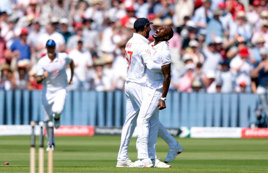 Jofra Archer of England celebrates with Shoaib Bashir after receiving Yashasvi Jaiswal's victory of India Jofra Archer of England celebrates with Shoaib Bashir after receiving Yashasvi Jaiswal's victory of India