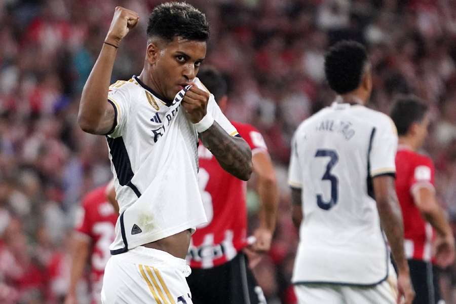 Rodrygo beija o escudo do Real após marcar contra o Athletic