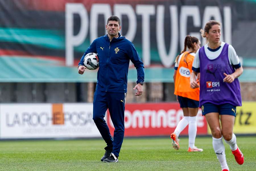 Francisco Neto a orientar um treino da Seleção