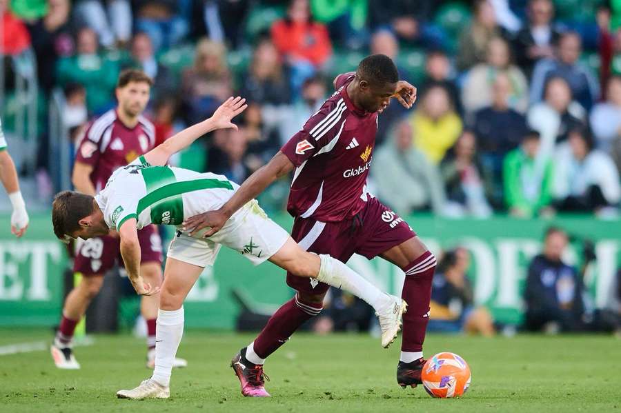 Osmnáctiletý kamerunský útočník Christian Kofane (vpravo) v akci.