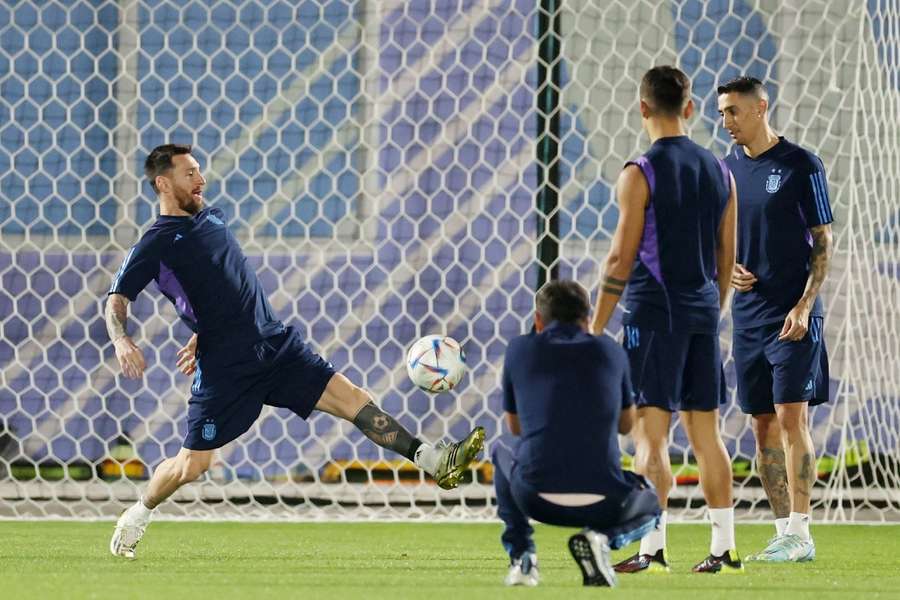 Lionel Messi e Di María, dois criativos, no treino da Argentina