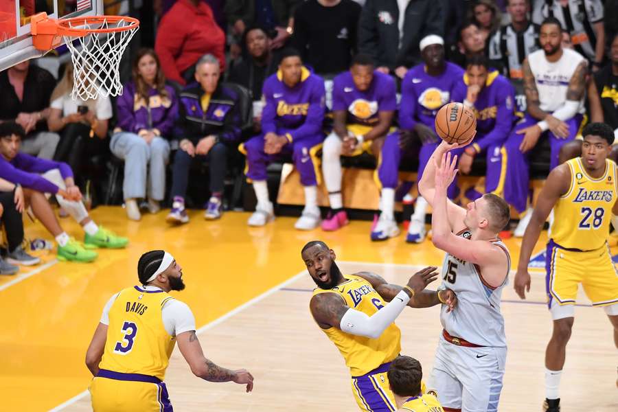 Jokic kegelt LeBron James omver tijdens game vier van de series tegen de Lakers op 22 mei