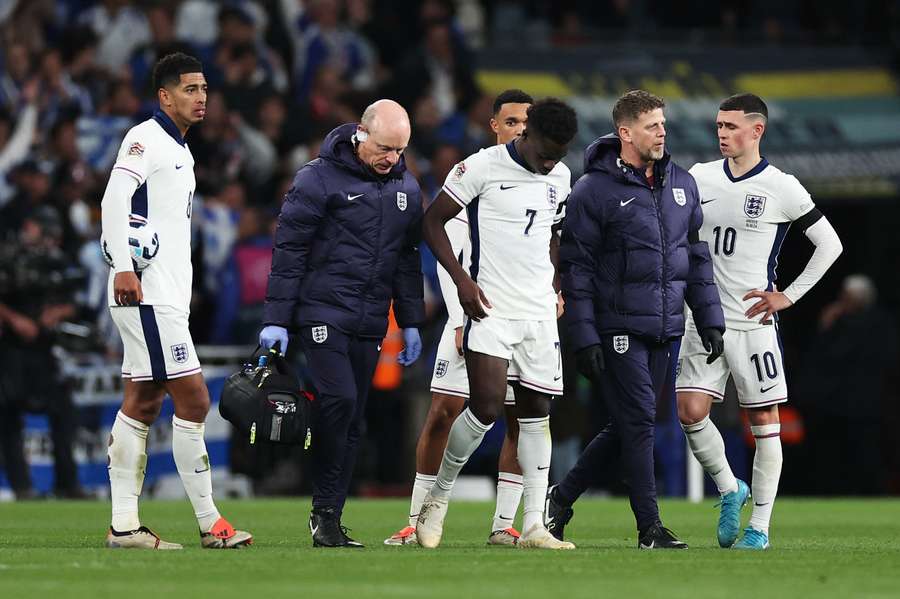 Saka verlaat het veld tijdens Engeland - Griekenland