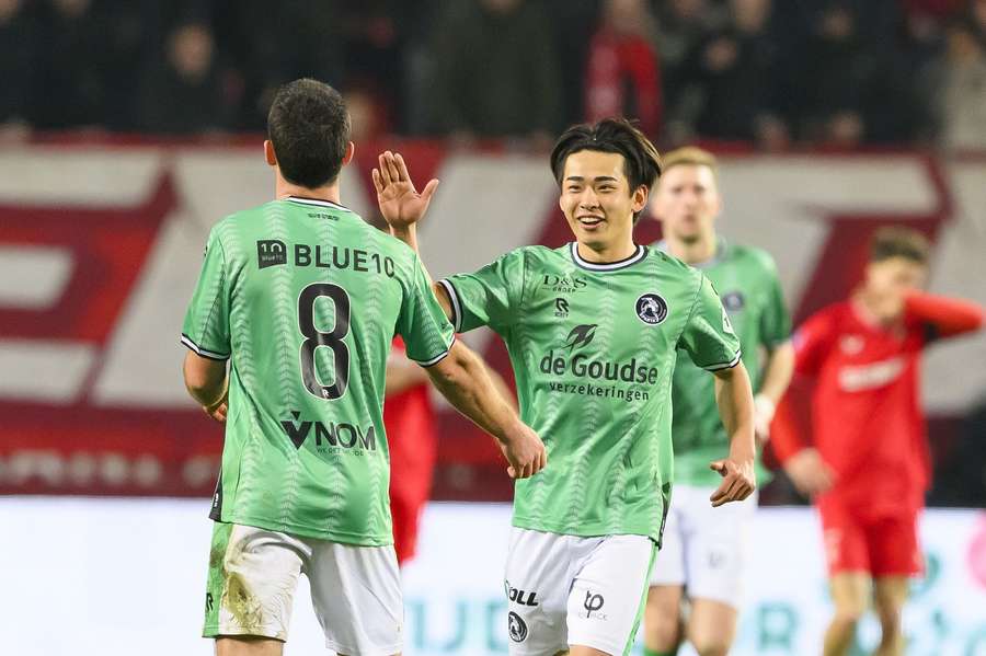 Pelle Clement en Koki Saito vieren de aansluitingstreffer van Sparta bij FC Twente