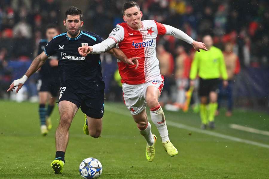 Jesus Areso Blanco v běžeckém souboji s Lukášem Provodem.