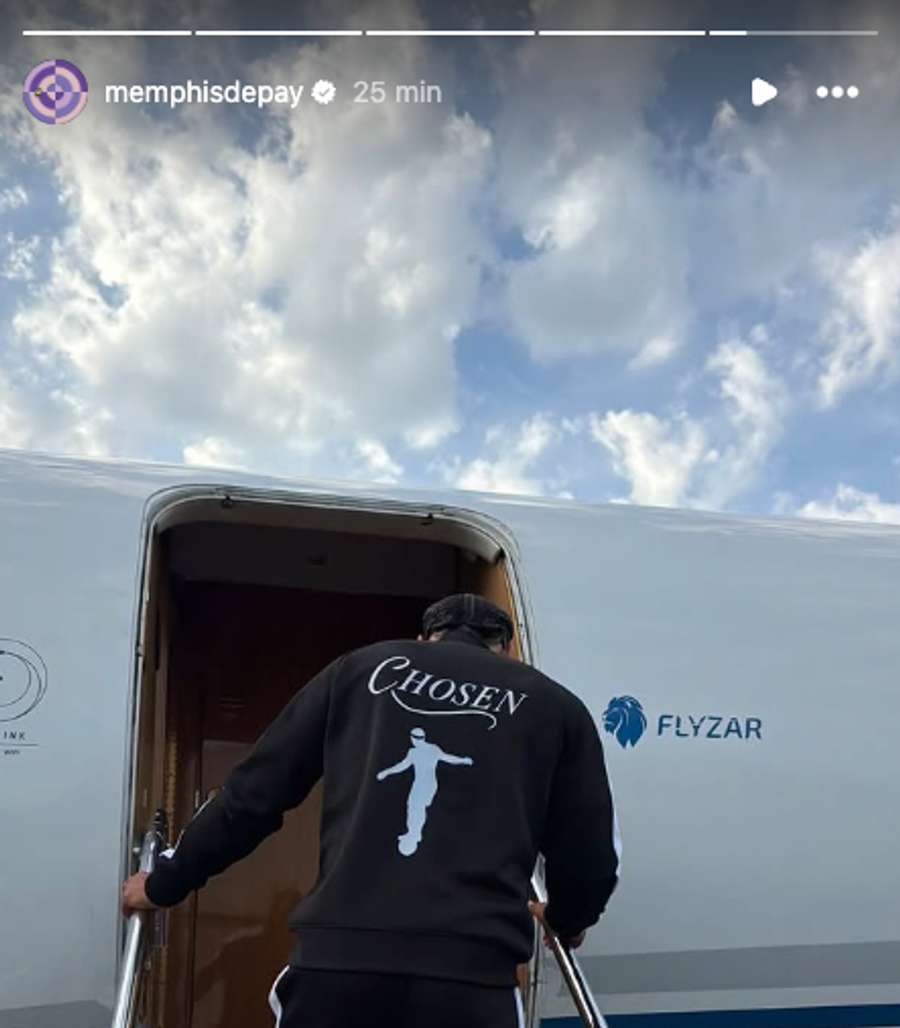 Memphis Depay publicou uma foto entrando em um avião privado