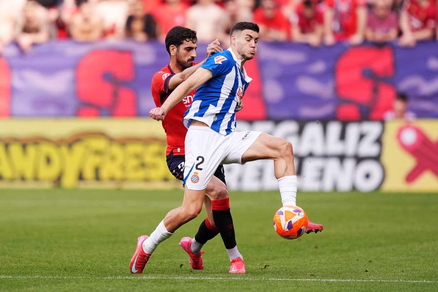 Roberto y Catena pelean por la posesión