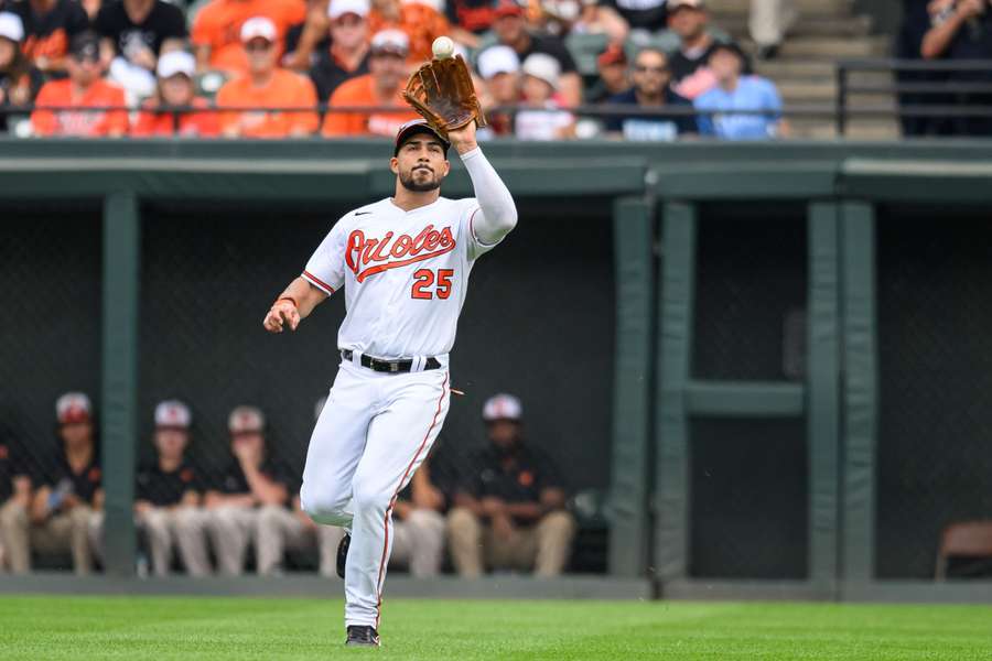 L'esterno destro dei Baltimore Orioles Anthony Santander prende una palla al volo durante il quinto inning contro i Tampa Bay Rays.