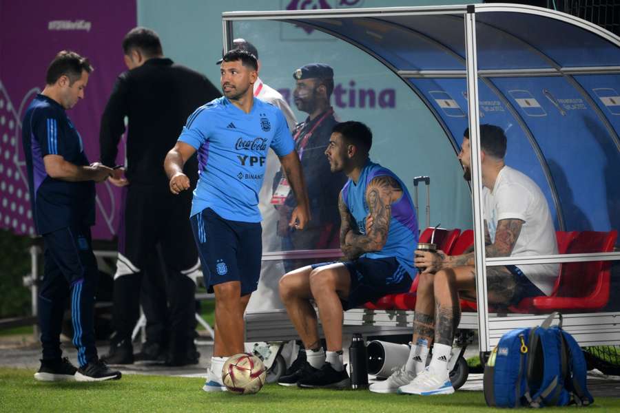 Sergio Agüero bezocht zijn voormalig ploeggenoten op de training van Argentinië