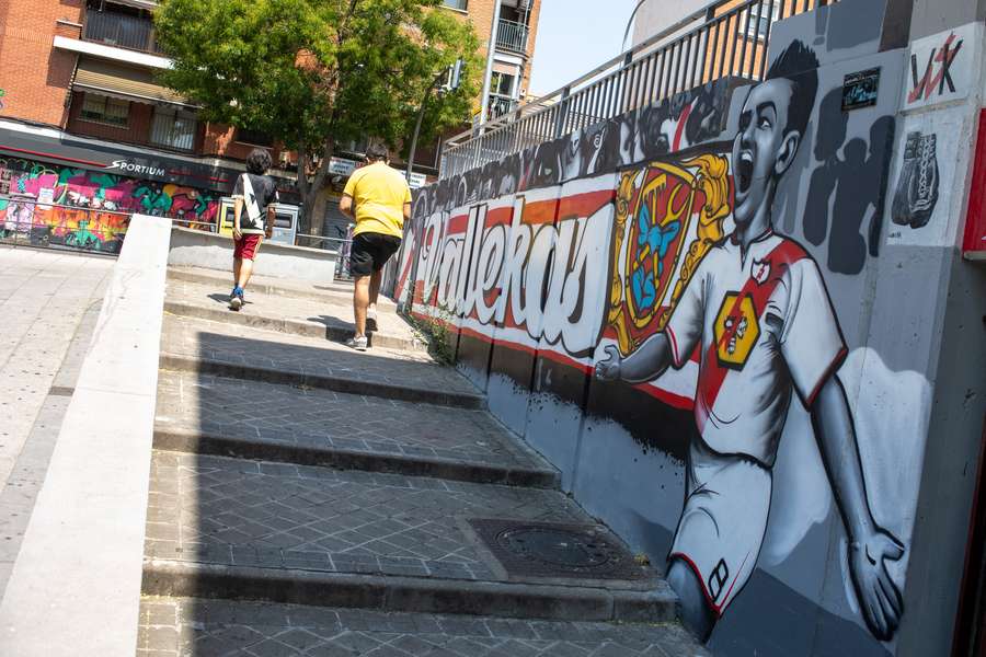 Un mural del Rayo, en el barrio de Vallecas