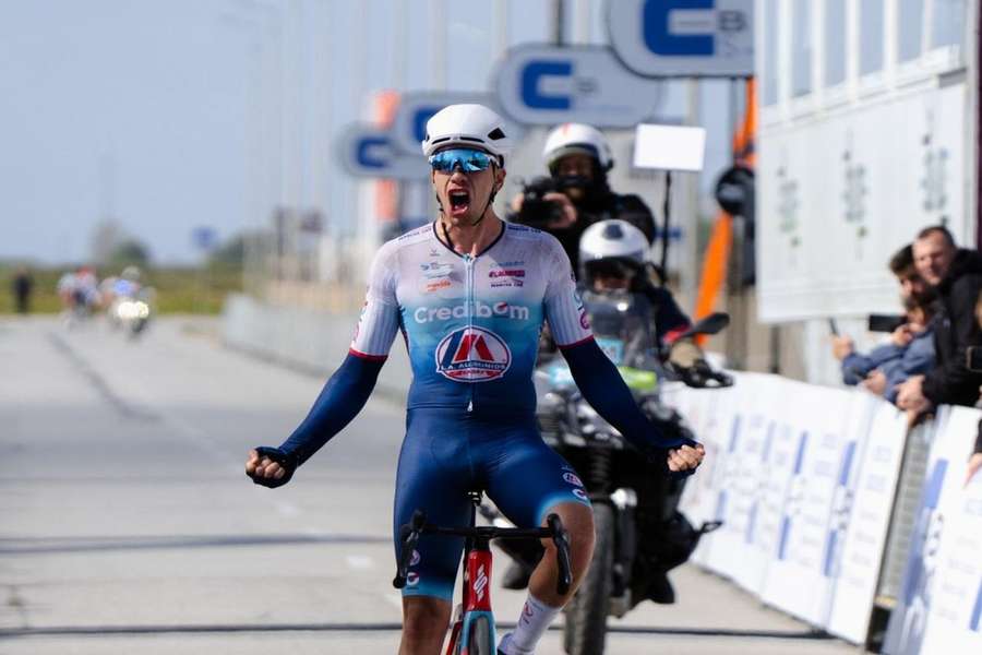 Diogo Narciso cortou a meta em solitário, junto à Praia Norte